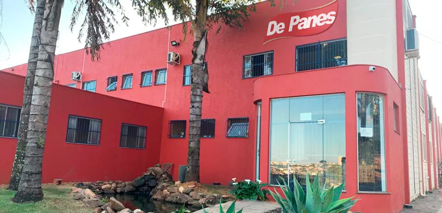 Fachada vermelha da fábrica da De Panes