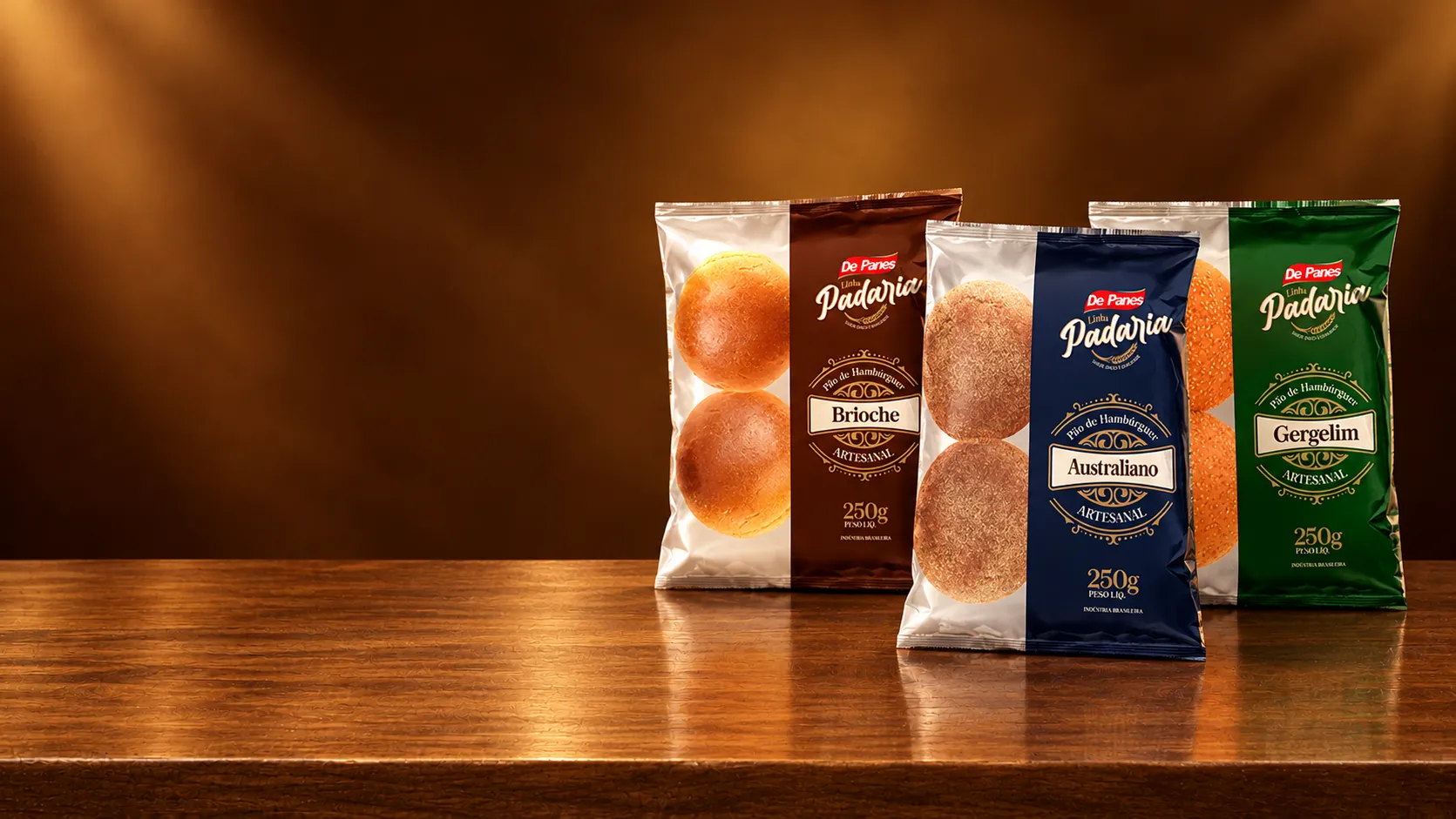 Pães de hambúrguer Brioche, Australiano e Gergelim da Linha Padaria De Panes sobre mesa de madeira escura