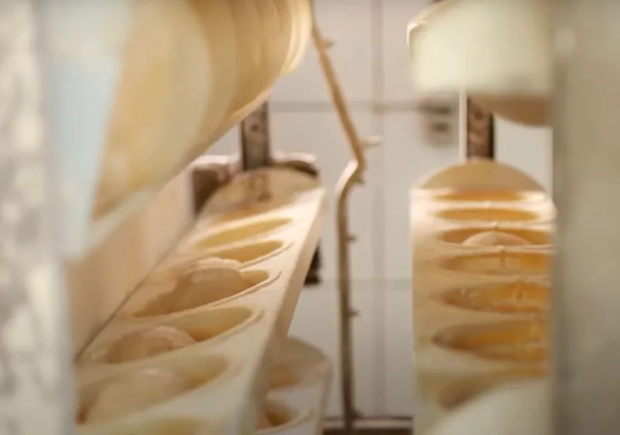 Pães de forma na linha de produção